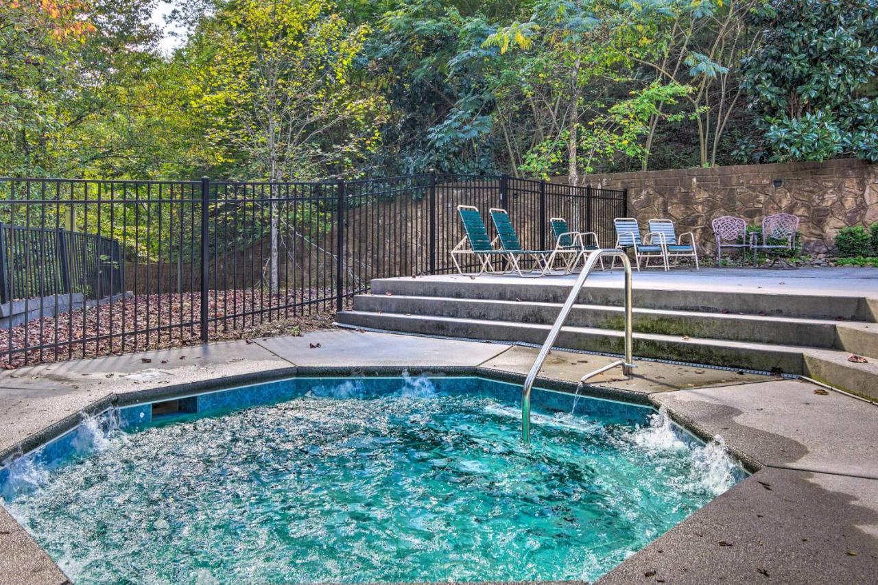 Dog Friendly, Romantic Mtn Getaway Hot Tub Pool Гатлинбург Экстерьер фото