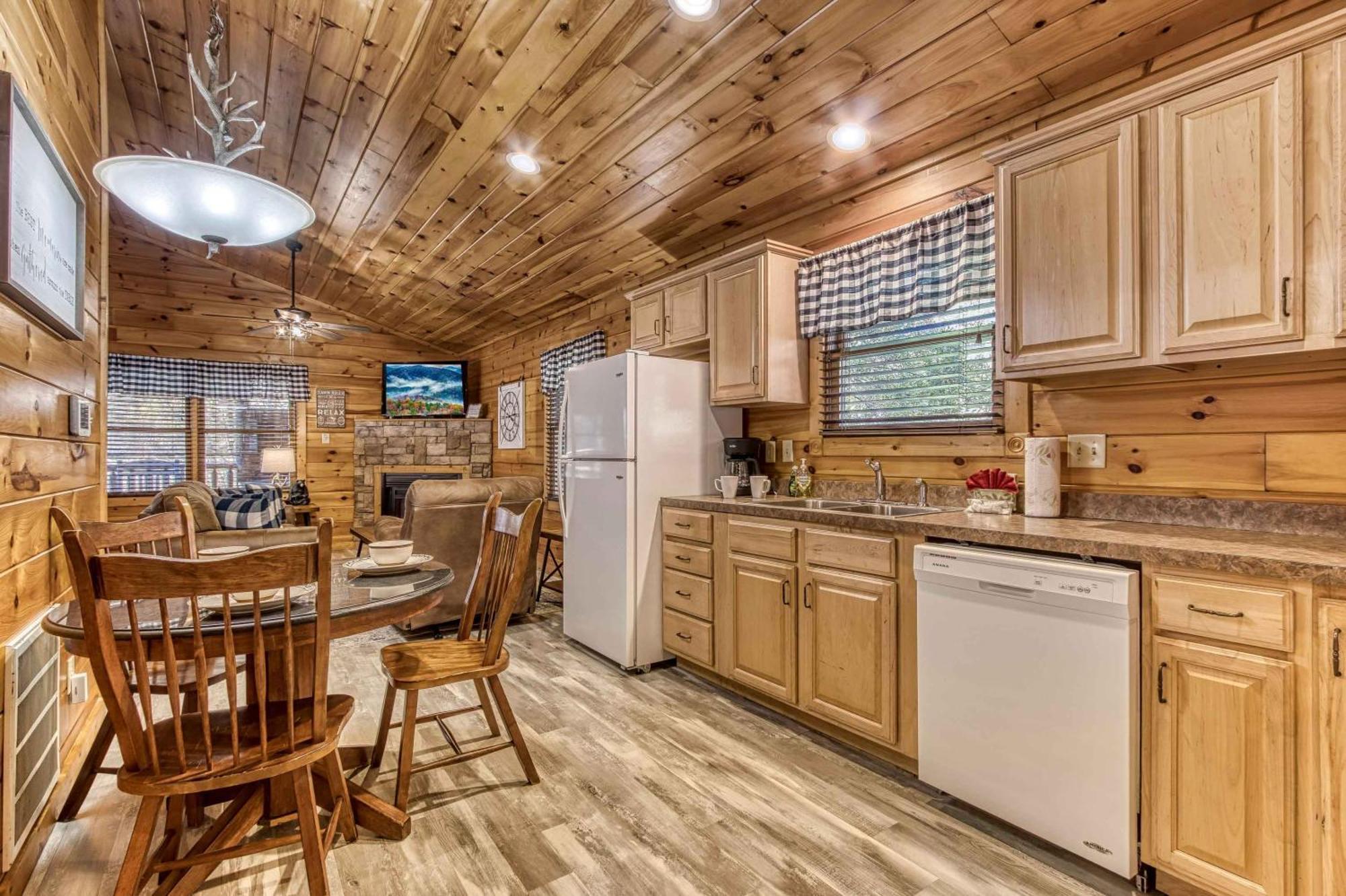 Dog Friendly, Romantic Mtn Getaway Hot Tub Pool Гатлинбург Экстерьер фото
